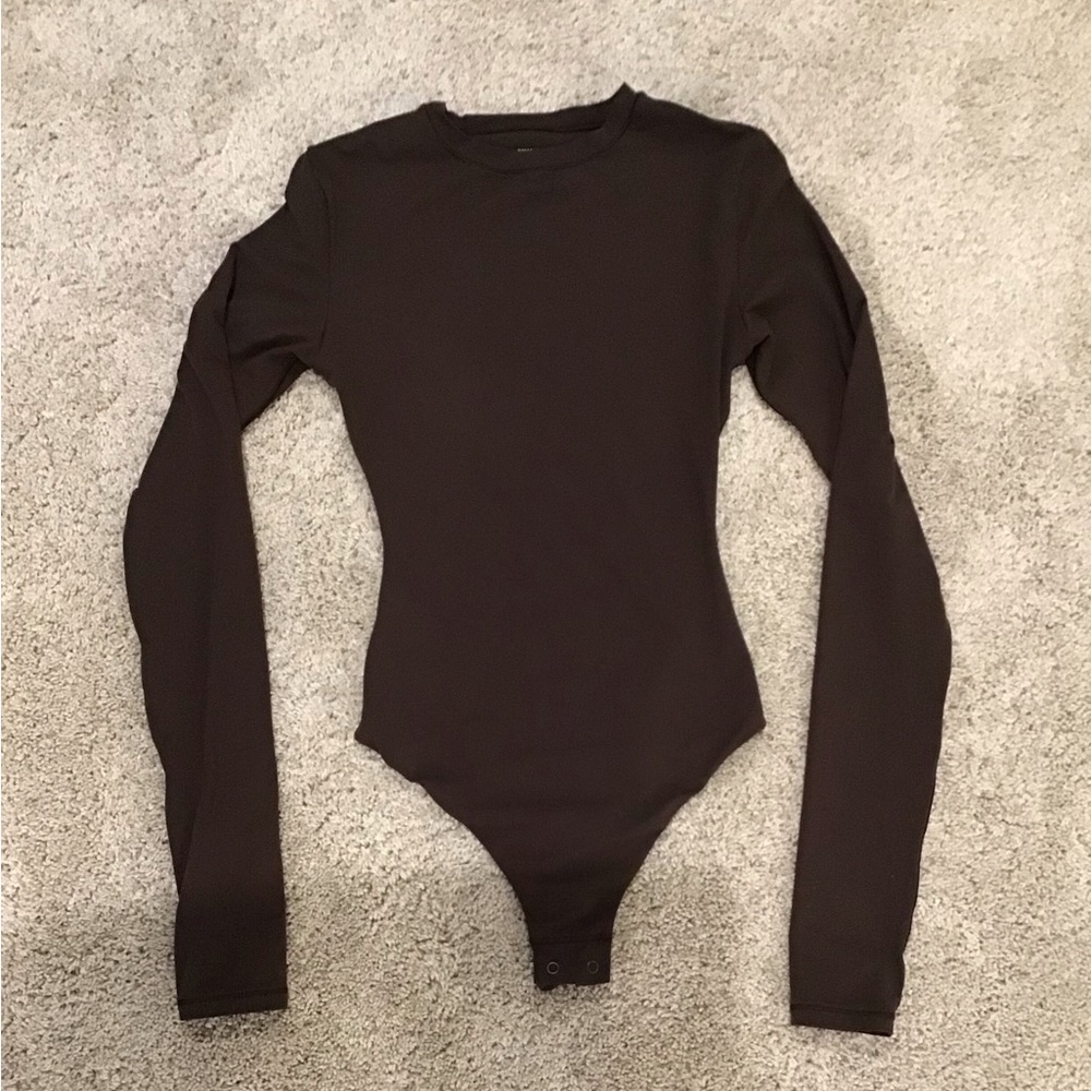 ‼️SOLD OUT‼️ SKIMS Fits Everybody Long Sleeve Crew Neck Bodysuit | Brown - Picture 8 of 11